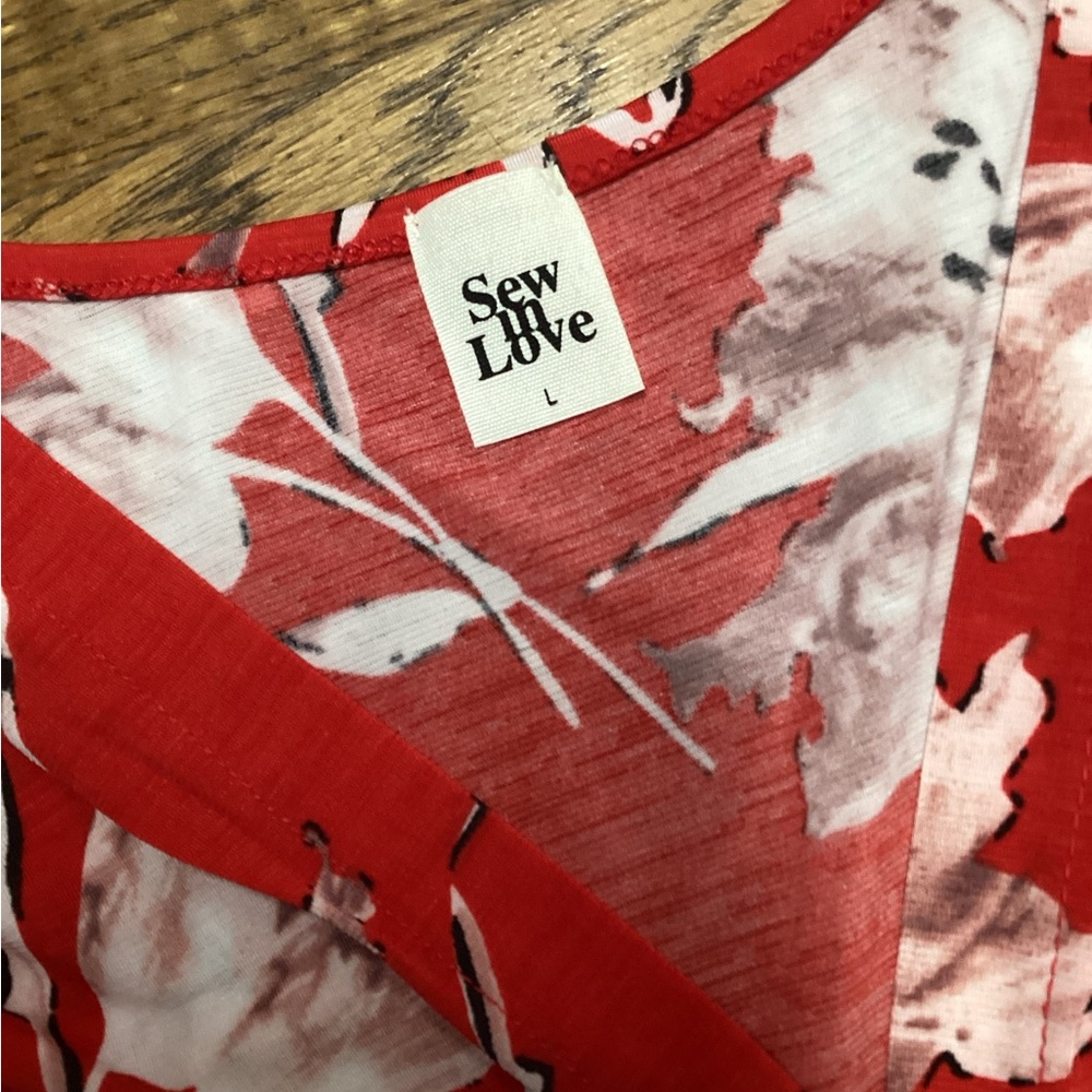 Sew in Love red floral tank v-neck blouse size Large - Picture 8 of 8